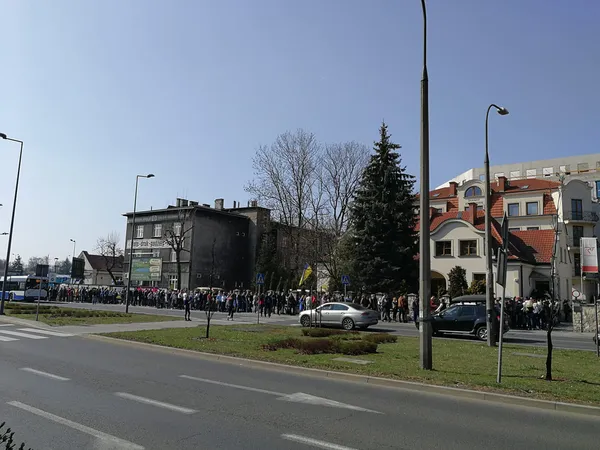 Черги до дільниць: як голосують українці за кордоном (фото)