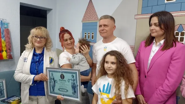 Малюк з Житомирщини народився з довжелезним волоссям (відео)