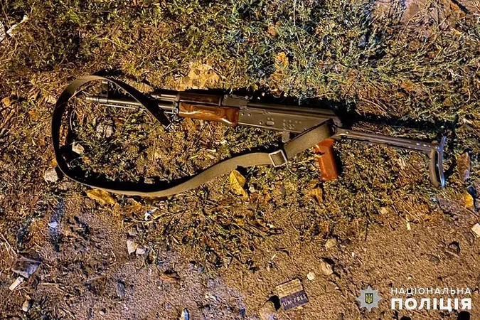 Випустив 60 куль: на Хмельниччині чоловік розстріляв з автомата поліціянтів (фото)