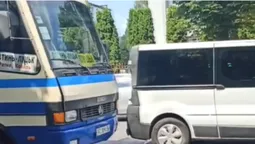 У Луцьку на пішохідному переході автобус в'їхав у бус (відео)