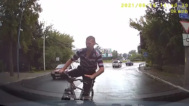 У Луцьку неадекватний велосипедист ледь не потрапив під колеса (відео)