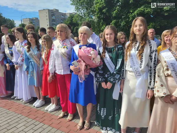 «Бо ми – люди-титани»: як у Луцькому ліцеї №10 танцювали випускний вальс (фото, відео)