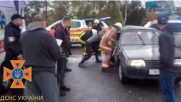 Аварія в Нововолинську: рятувальники деблокували з автівки жінку (фото, відео)