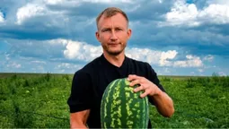«Помідори файні, кавуни – суперові»: як подружжя з Волині вирощує 30 сотих баштанних (фото, відео)