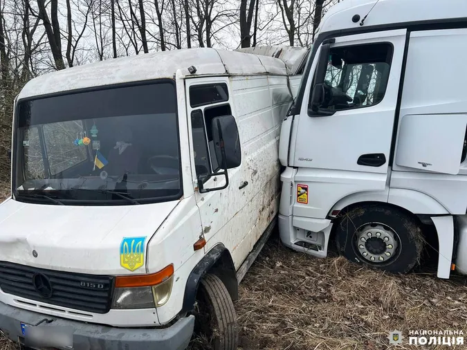 Фура влетіла в бус: внаслідок ДТП на Рівненщині загинув волинянин