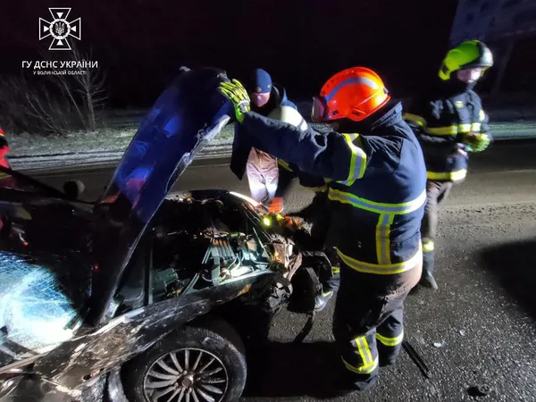 Під Луцьком через слизьку дорогу сталась ДТП: постраждалі – у лікарні (фото)