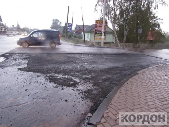 На Волині ремонтують дорогу за «нанотехнологіями» – в дощ (фото, відео)