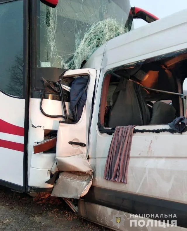 Семеро загиблих: бус, який віз біженців з Дніпра, потрапив у ДТП на Хмельниччині (фото)