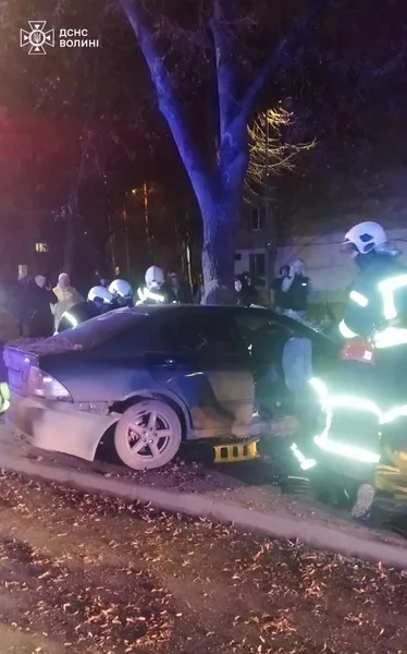 У Луцьку з розтрощеного «лексуса» водія діставали рятувальники (фото)