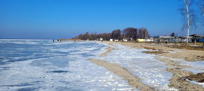 Небо і крига загадково зливаються: як проходять останній дні зими на Світязі (фото)
