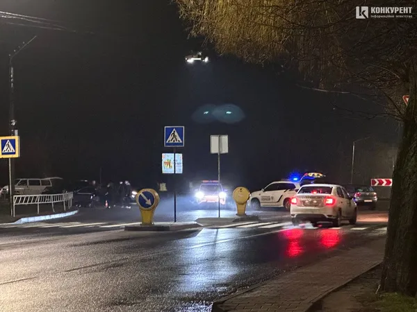Знесло «передок»: у Луцьку на Набережній авто влетіло в огорожу (фото)