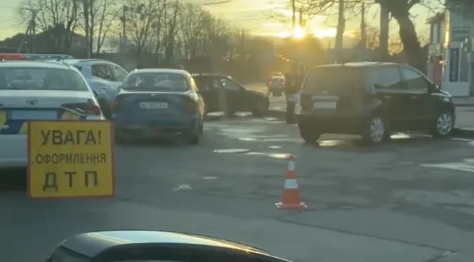 У Луцьку на Володимирській зіштовхнулися дві автівки (відео)