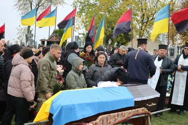 Загинув понад 2 роки тому: на Волині в останню дорогу провели полеглого воїна Костянтина Клюбу (відео)