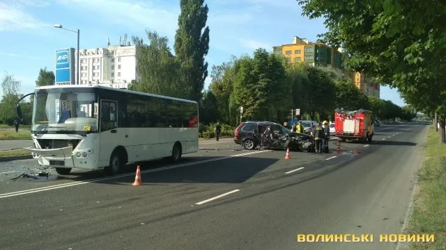 Аварія у Луцьку: позашляховик зіткнувся з автобусом (фото)