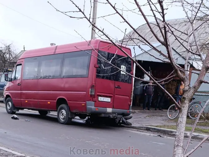 На Волині водій мотоцикла потрапив під колеса мікроавтобуса (фото)
