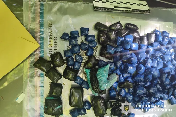Ховали наркотики в землі: двом волинянам на Рівненщині загрожує до 12 років в'язниці (фото)