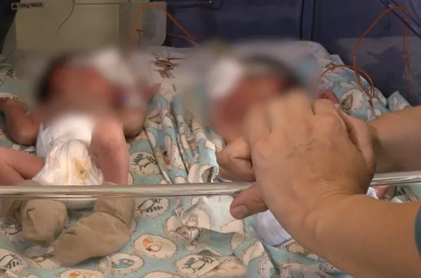 Мали «свої хатинки»: у Рівному брати-двійнята народилися з різницею в три дні (фото)