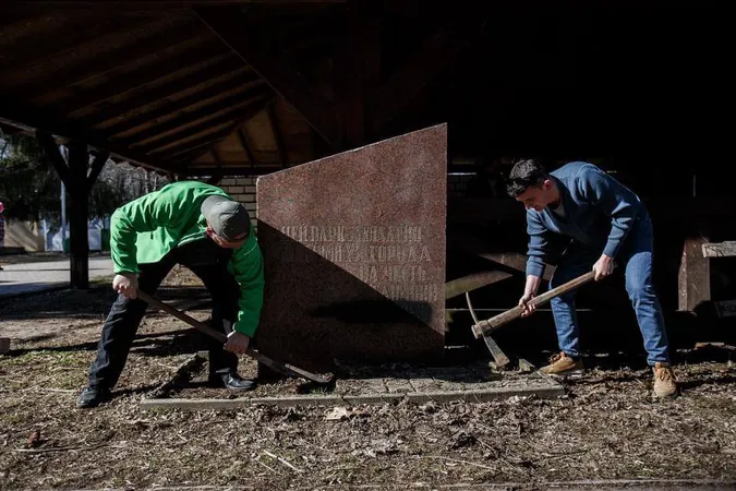 В Ужгороді знесли пам'ятник «возз'єднання» України та Росії (фото)
