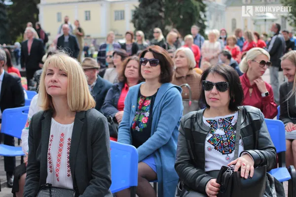 Квіти і класична музика: у центрі Луцька почали святкування Дня міста (фото)
