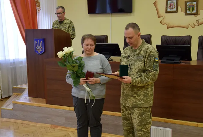 У Луцьку рідним загиблих прикордонників вручили їхні нагороди (фото)