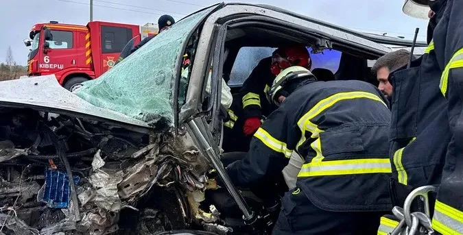 Під Луцьком – серйозна ДТП: показали, як визволяли з авто потерпілого (відео)