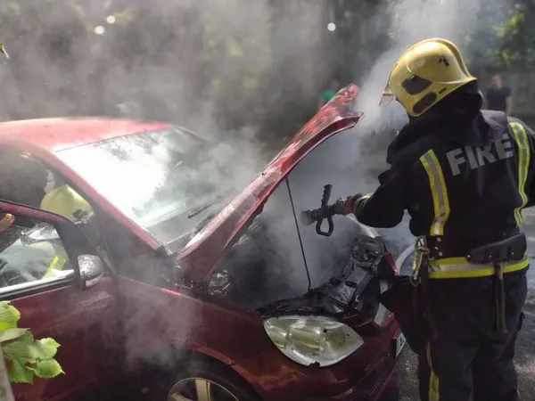 У Луцьку під час руху загорілося авто – в салоні була дитина (фото)