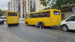У Луцьку в маршрутки під час руху відлетіло колесо (фото)