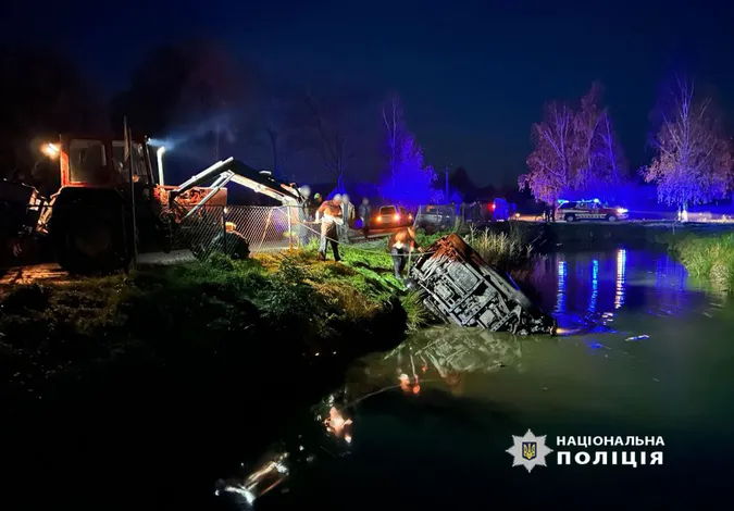 Два трупи: на Волині позашляховик злетів у ставок і перекинувся (фото)