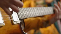 У хустці та під електрогітару: волинська інстаблогерка ефектно заколядувала (відео)