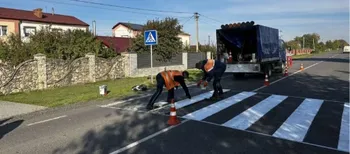 На чотирьох автошляхах Волині поновлюють дорожню розмітку на «зебрах» (фото)