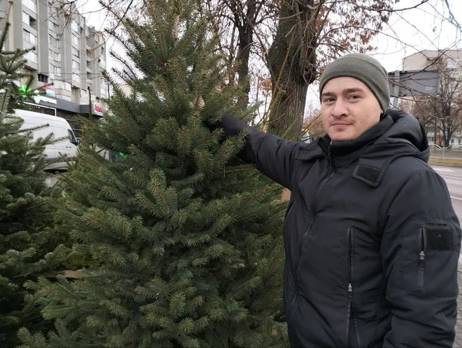 🌲У Луцьку запрацювали ялинкові ярмарки: де купити і скільки коштує (фото, відео)
