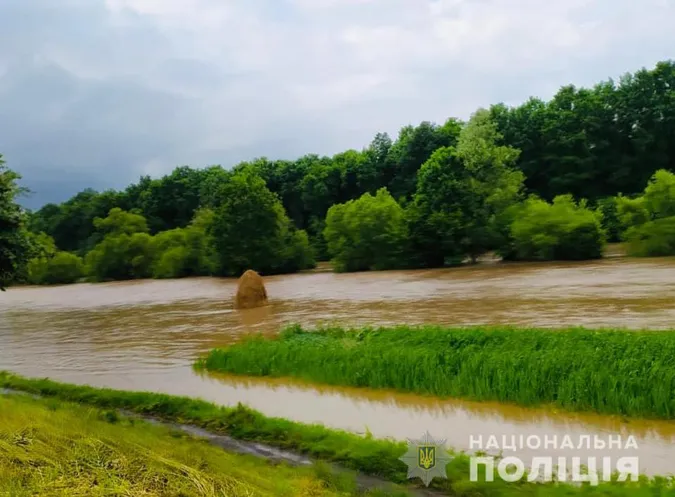 Негода в гірських районах: розмило дороги та мости, авто й городи у воді (ФОТО)