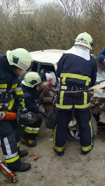 У Луцькому районі чоловіка затиснуло у розтрощеному авто (фото)