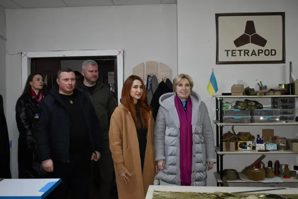 Виготовляють військове спорядження: у Луцьку переселенка відкрила швейний цех (фото)