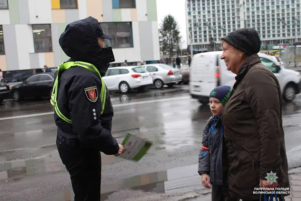 Патрульні навчали лучан правильно переходити дорогу (фото)