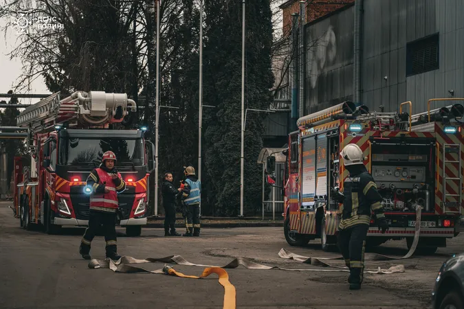 Спецтехніка, рятувальники та евакуація людей: що відбувалося на луцькому підприємстві (фото)