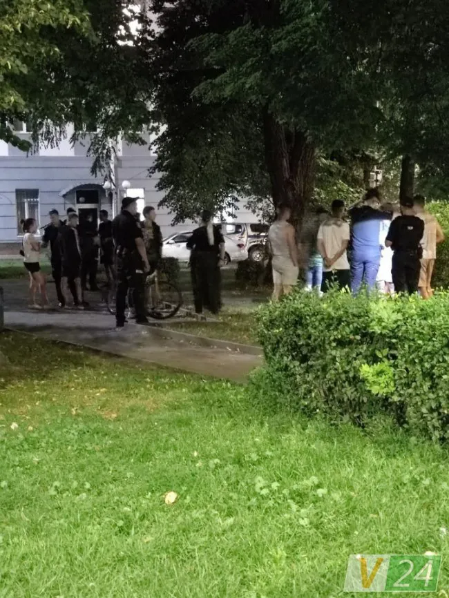 Уночі у Луцьку біля приміщення Нацполіції сталася масова бійка зі стріляниною (відео)