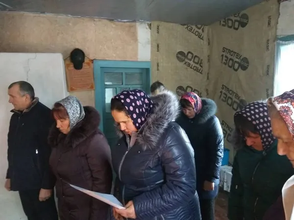 «Константинополь, дивись!»: у Нічогівці віряни УПЦ (МП) правлять службу в старій хаті (фото)