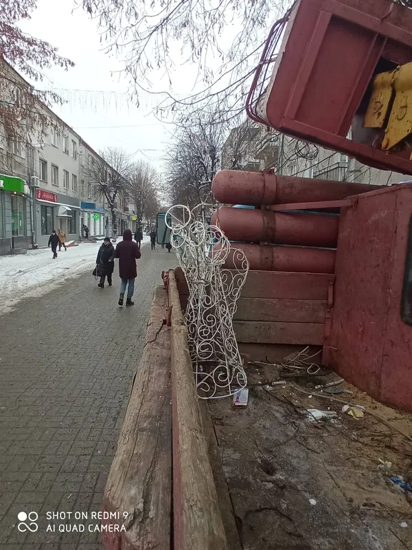 У Луцьку з Лесі Українки забирають різдвяних янголів (фото)