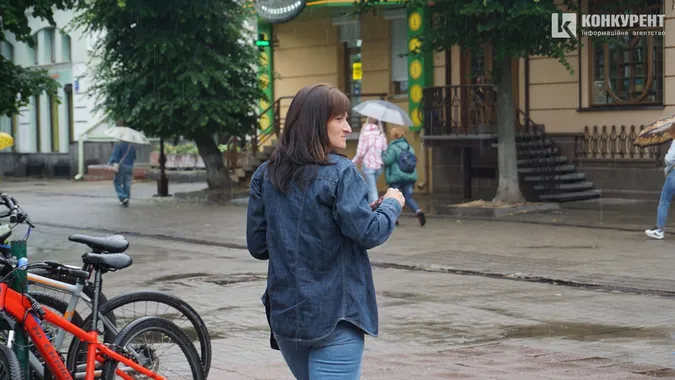 Мокрі етюди: як у серці Луцька люди тікали від літнього дощу (фото)