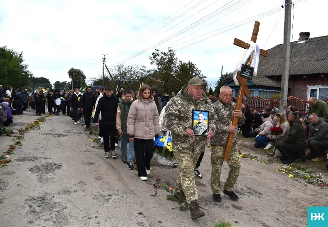 Повернувся не на весілля, а на свій похорон: на Волині попрощалися з капітаном волинської «сотки»