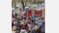 Рвали одяг і майже вибили двері: у Рівному юнаки ломилися у "секонд" (відео)