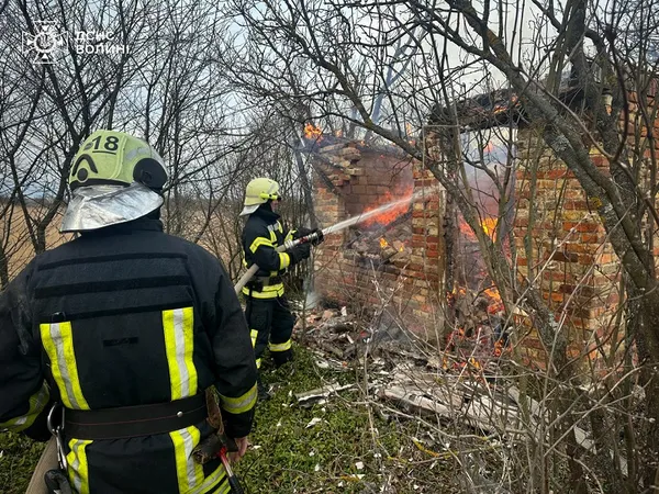 На Волині горіли два будинки та стіг сіна (фото)
