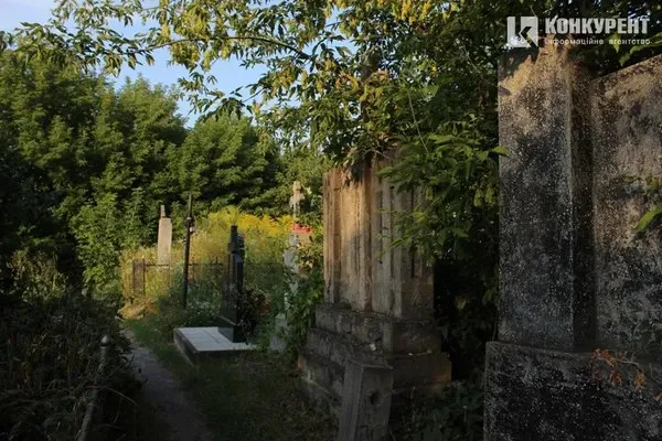 «Відьмина могила» і тривожна енергетика: що приховує давнє кладовище у Луцьку (фото)