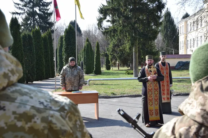 Мобілізовані та контрактники, чоловіки та жінки: у Луцьку склали присягу прикордонники (фото)