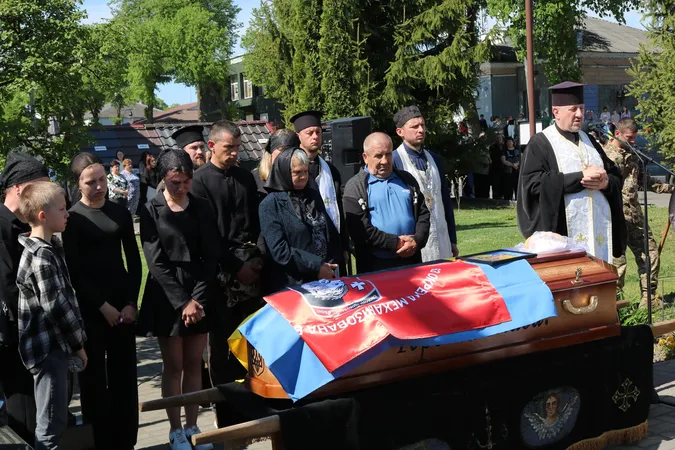 Чекали три з половиною роки: на Волині попрощалися з воїном Володимиром Забродоцьким (фото)