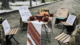 Військові форми на порожніх стільцях: у Нововолинську провели акцію-нагадування (фото)