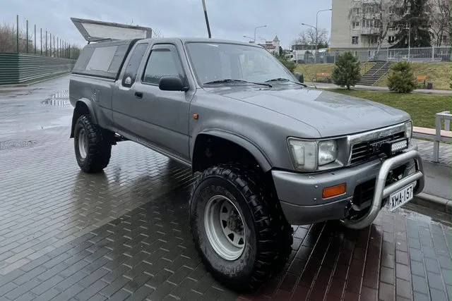 Позашляховик для ЗСУ: у Луцьку волонтери передали авто військовим (фото, відео)