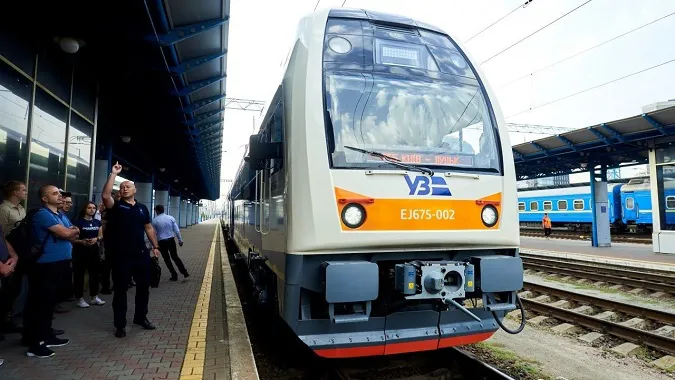 Між Луцьком і Києвом почав курсувати двоповерховий електропотяг