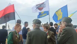 Волинські націоналісти передали новому польському консулу у Луцьку книжку про Бандеру